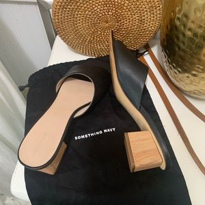 Something Navy- Angular block heel sandal. 10M